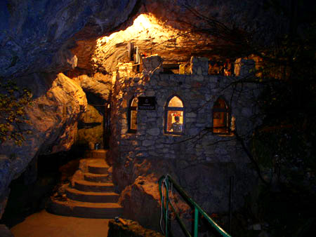 Інсценоване древнє святилище біля входу в печеру
