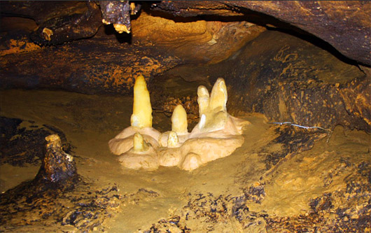 Подземные украшения на стенах в Красных пещерах
