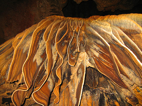 Подземные украшения на стенах в Красных пещерах