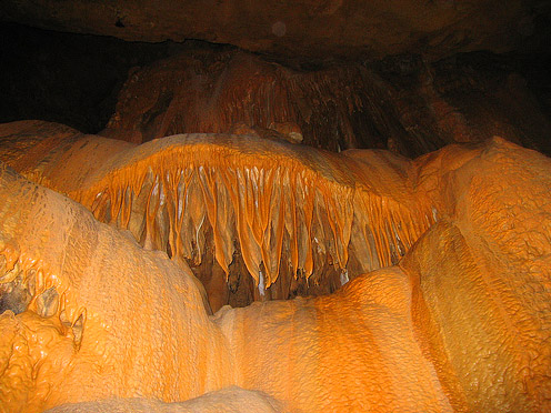Підземні прикраси на стінах у Червоних печерах