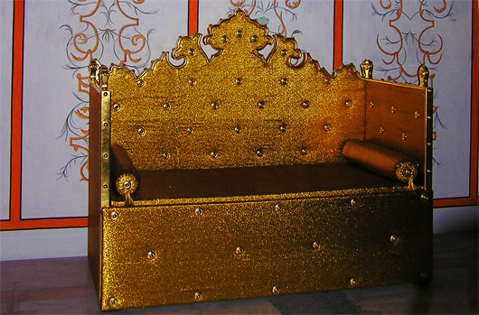Зал Дивану. Золотий диван