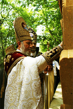 Гарегін II освячує сім хачкарів з буквами назви монастиря Сурб Хач в Криму 29 липня 2008 року.