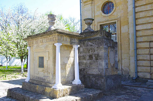 Надгробки военноначальников, похованих на території собору