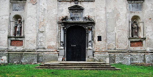 Вхідні двері Троїцького костелу
