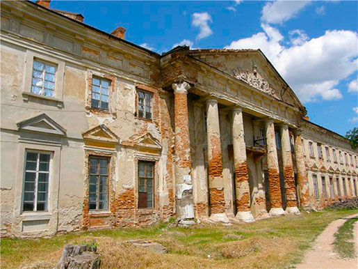 Постарілий фасад палацу Потоцьких