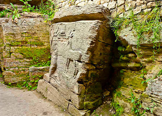 Скельний храм в селі Буша