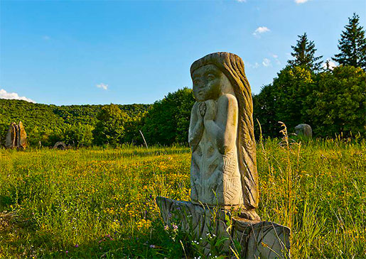 Парк кам'яних фігур в селі Буша
