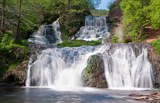 Джуринский водопад у руин Червоноградского замка