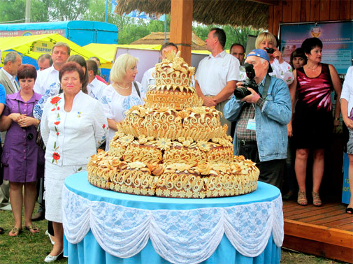 Национальная Сорочинская ярмарка в Великих Сорочинцах. 250-килограммовый каравай диаметром один метр, испеченный из пшеницы, выращенной в Полтавской области