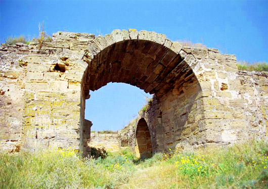 Турецкая крепость Ени-Кале на Керченском полуострове. Арка Джанкойских ворот, вид изнутри крепости