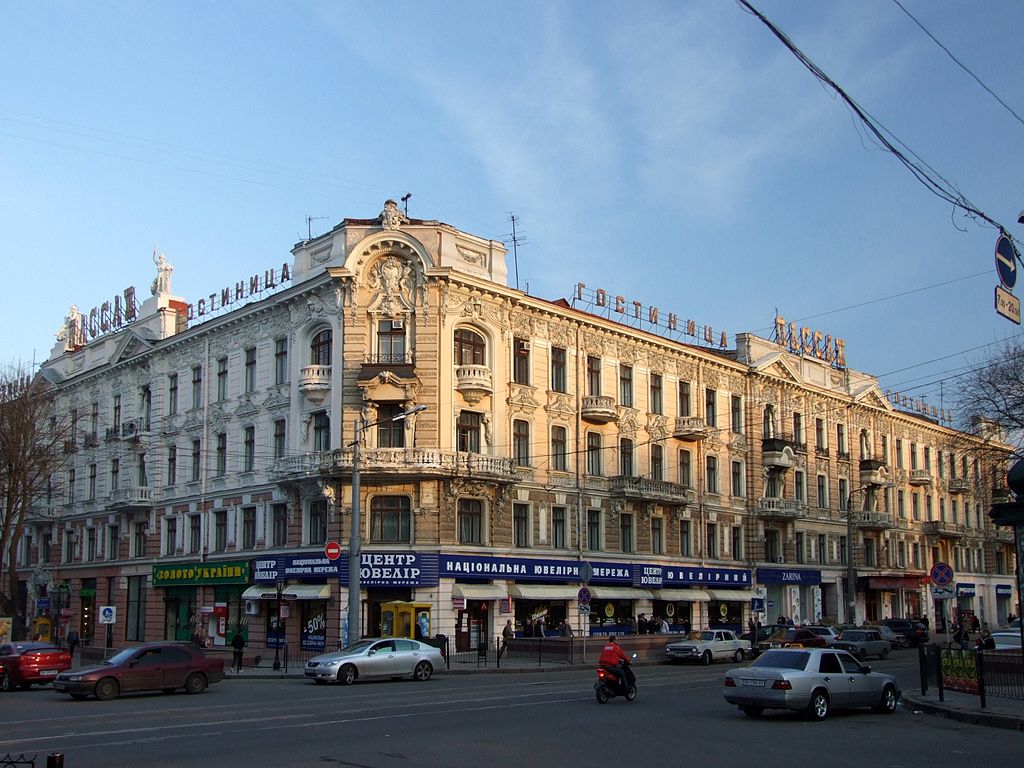 Готель Пасаж - як його видно з Преображенської вулиці