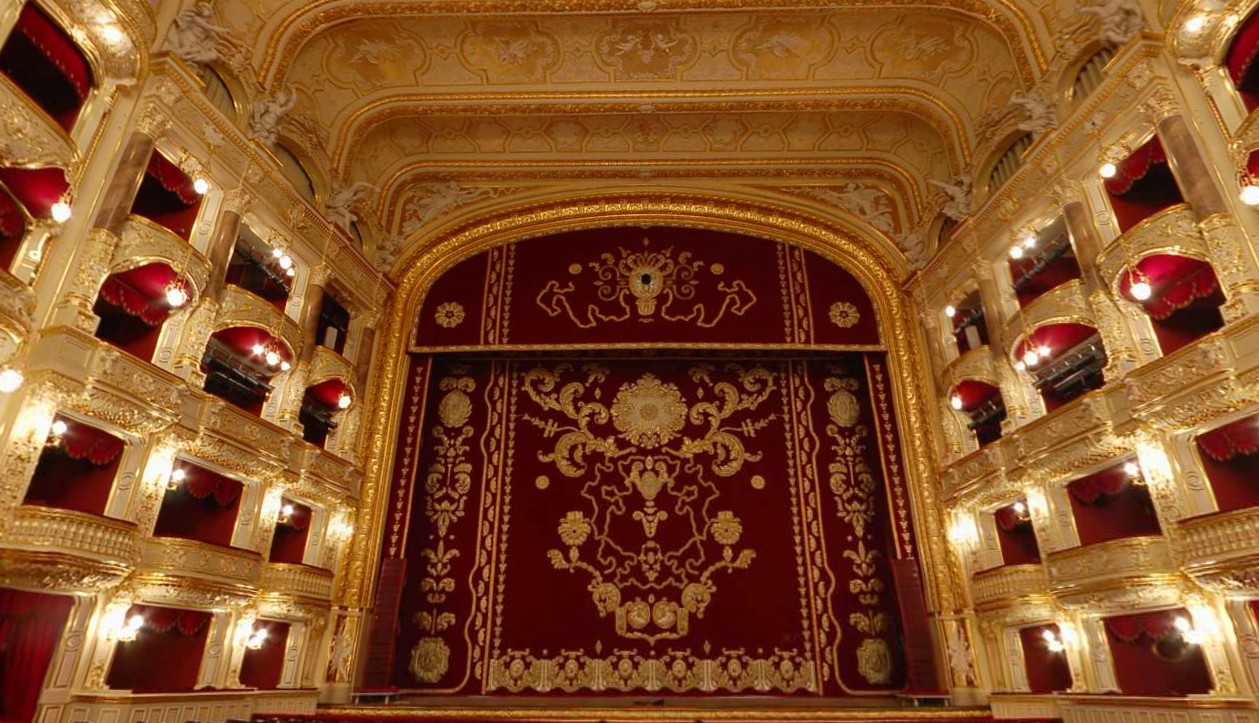 Всередині Одеської опери