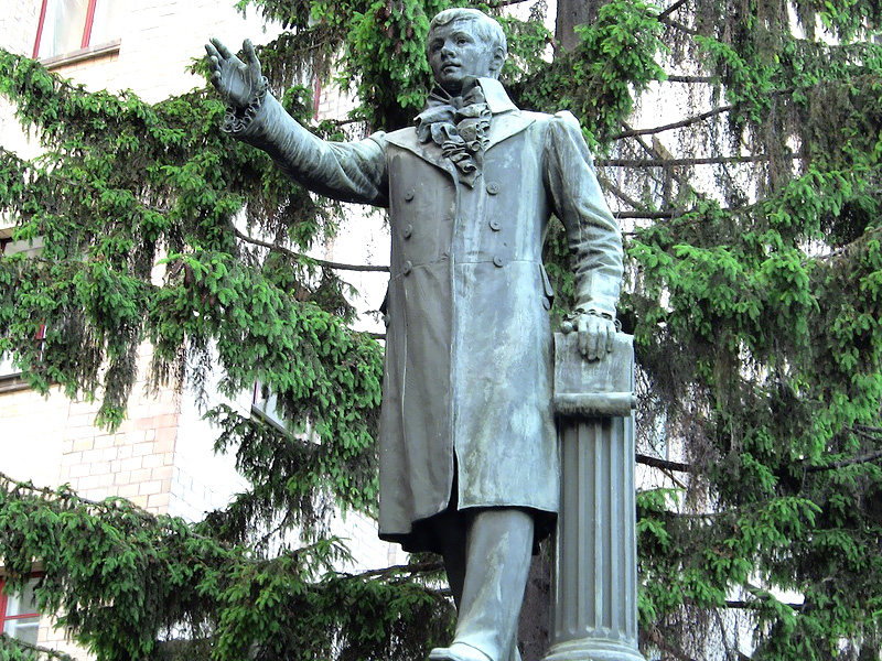 Пам’ятник В. Каразіну перед входом в університет