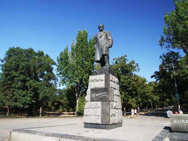 Пам'ятник Тарасові Шевченку в центральному парку його імені