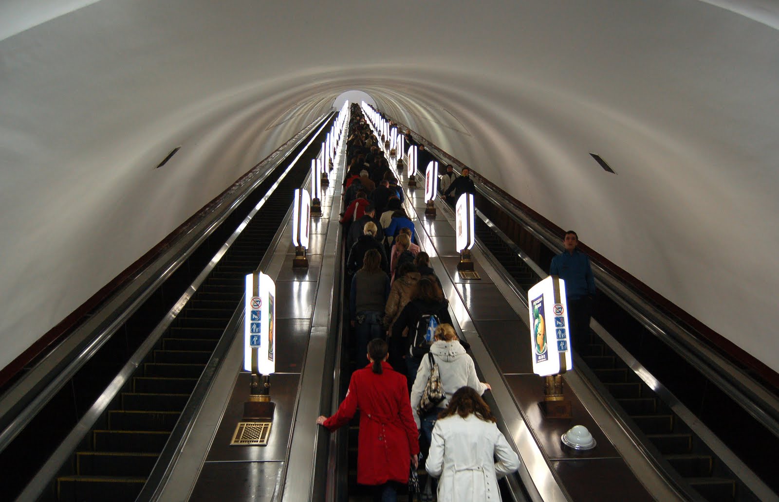Ескалатор на станції метро «Арсенальна»