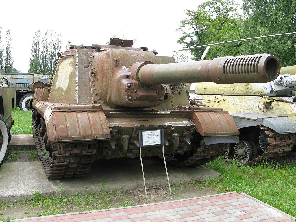 Самохідна гаубиця - ІСУ-152 в музеї. Більшість експонатів - у чудовому стані! Автор:Bandanschik