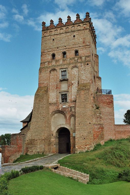 Вежа замку Любарта - саме вона зображена на купюрі у 200 гривень. Фото: Modulo, ліцензія: CC BY-SA 3.0