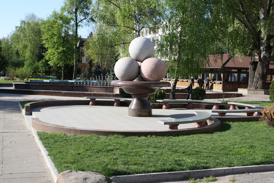Пам'ятник морозиву біля фонтану
