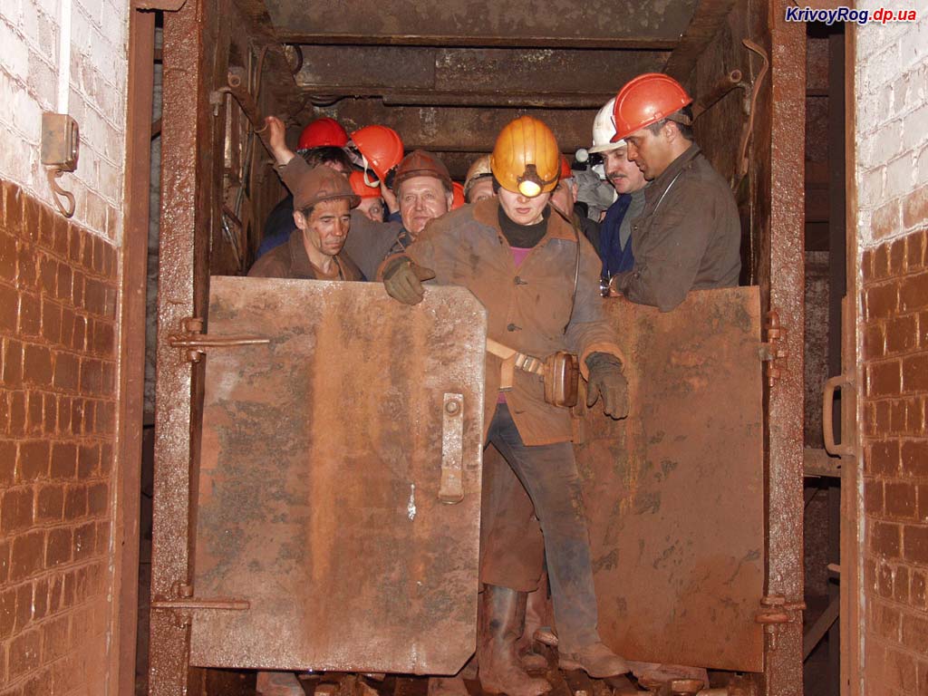 Шахтна кліть із шахтарями