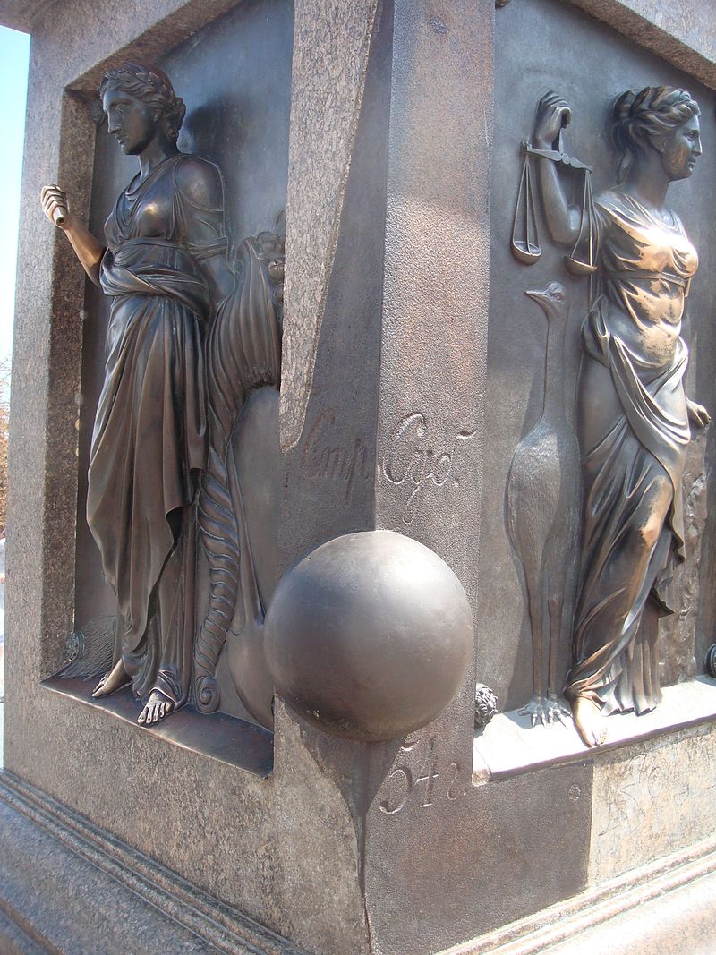 Символічне гарматне ядро - на пам'ять про обстріл Одеси французько-англійською ескадрою під час "Кримської" війни. Тоді постраждав постамент пам'ятника