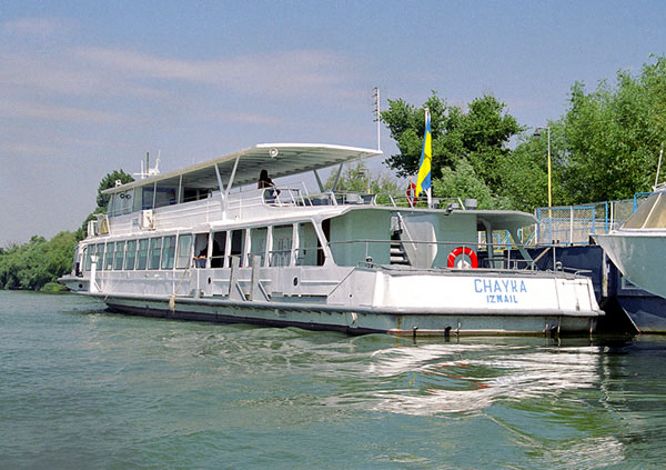 Катер, що возить туристів по Дунаю