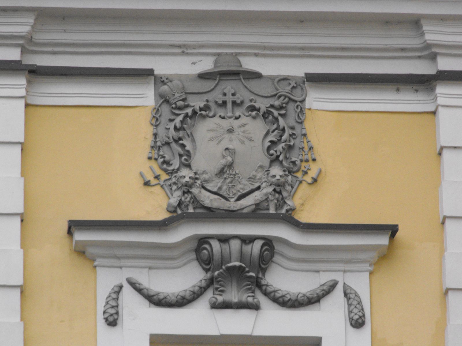 Герб Мукачівської єпархії на стіні Ужгородського кафедрального собору