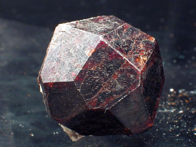 Так виглядає мінерал гранат - один із самоцвітів. Фото: Kluka, ліцензія: CC BY-SA 3.0