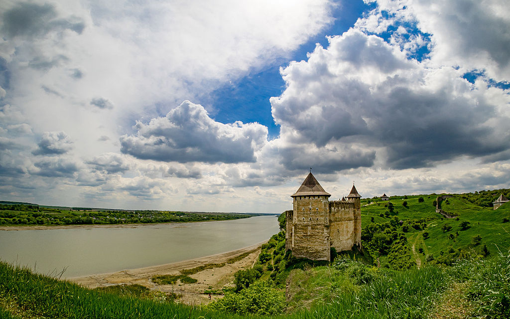 Коли Дністер міліє, під фортецею з'являється пляж. Автор: Курля Сергій, ліцензія: CC BY-SA 4.0
