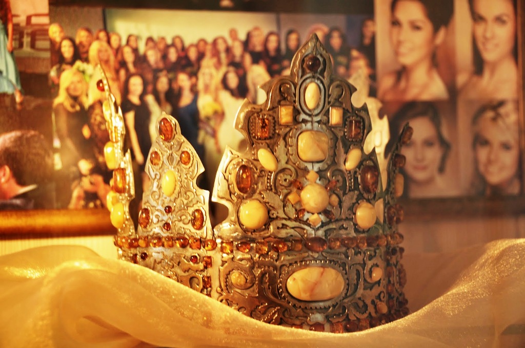 Один з найпривабливіших експонатів - бурштинова корона. Фото: ourtraveldays.blogspot.com
