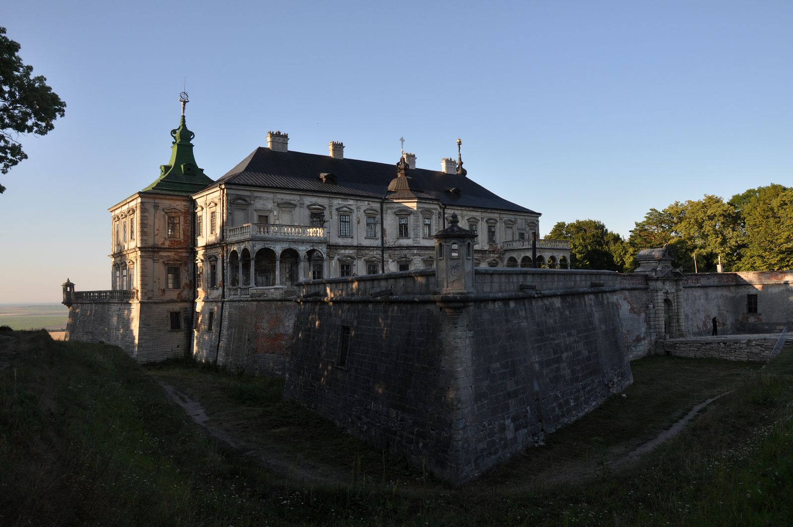 Біля стін Підгорецького замку.