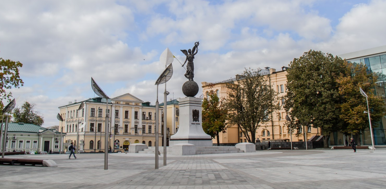 Майдан Конституції у Харкові. Пам'ятник Незалежності перед Історичним музеєм