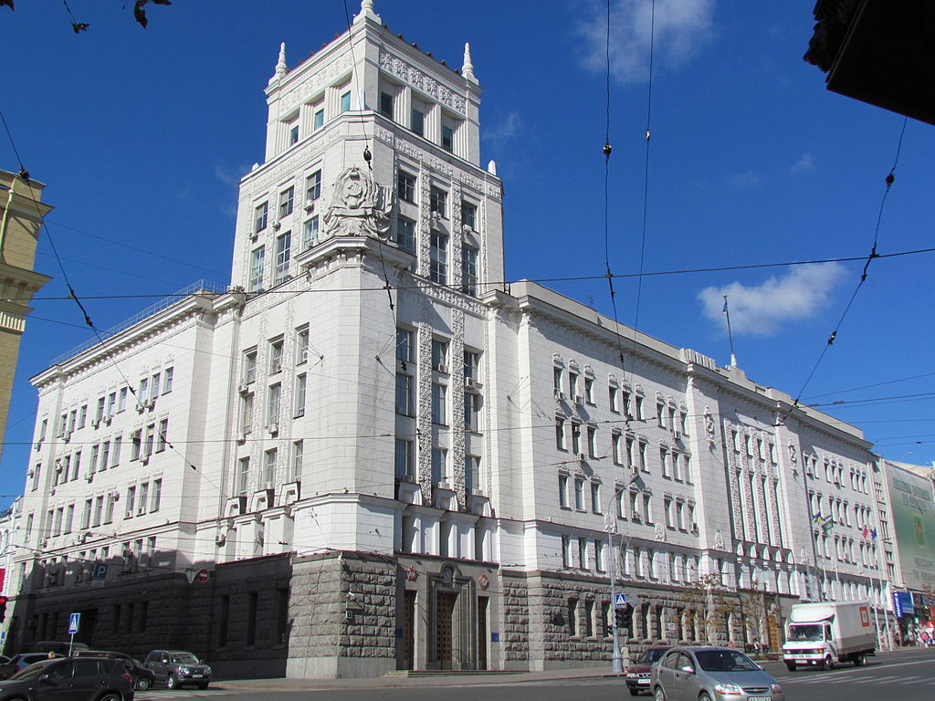 Будівля виконкому Міськради Харкова на площі Конституції. Фото: WoxBox CC BY-SA 3.0
