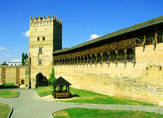 Луцький замок або замок Любарта. стіни замку
