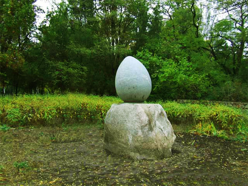 Памятник яйцу на острове Хортица