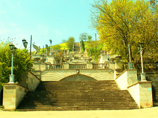 Гора Митридат. Лестница, украшенная скульптурами грифонов