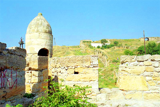 Турецька фортеця Єні-Кале. Від Керченських воріт вгору, вздовж муру, йде стежка, по якій можна піднятися на самий верх гори - до північної стіни фортеці. Звідти відкривається чудовий вид не тільки на всю територію фортеці, але і на Керченську протоку