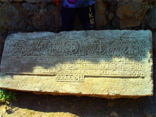 урочище Демерджи, в  средневековой крепости Фуна. Камень с символикой князей Феодоро
