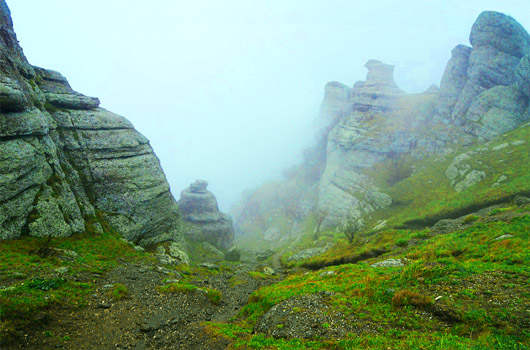 урочище Демерджи, долина приведений Демерджи в таинственном тумане