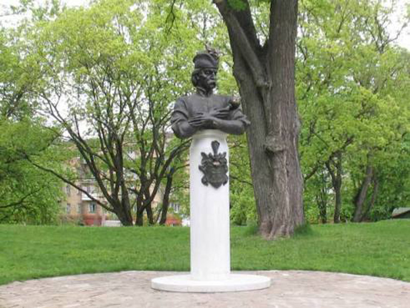 Найперший пам’ятник І. Мазепі в Україні. Чернігів