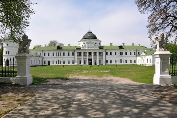 Палац Тарнавських. Фасад