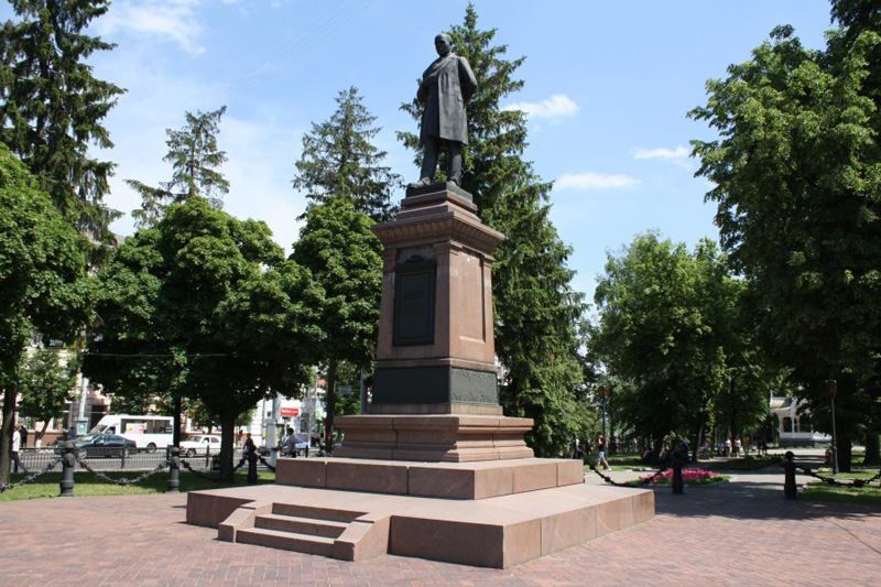 Пам’ятник І. Харитоненку