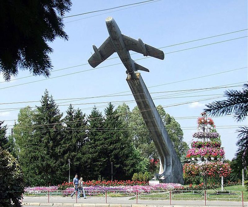 Пам'ятник радянським льотчикам - літак у парку Національного відродження