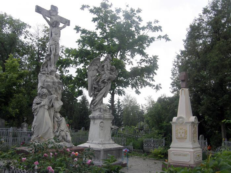 Скульптури на могилах родини Харитоненків