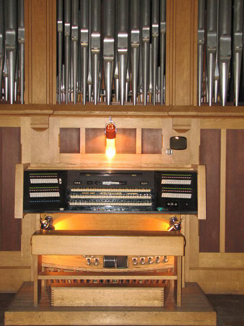 Унікальний 12-ти тонний орган. Фото – Н. Осадчук