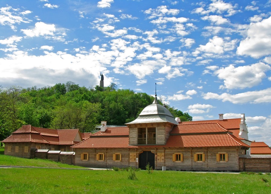 Вид на фортечний пагорб з боку резиденції Хмельницького