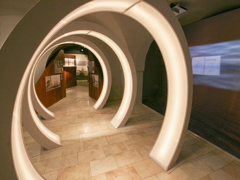 Инсталляция символизирует проход внутри корабельной обшивки