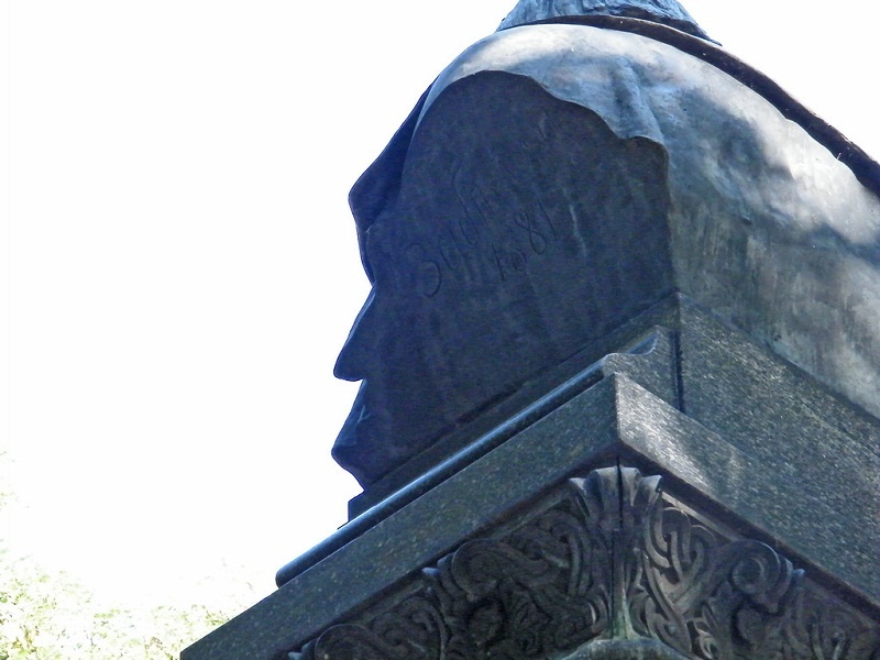 Силуэт скульптора, «спрятанный» на памятнике
