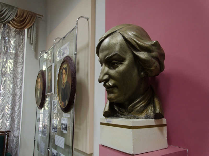Бюст Гоголя з кімнати-музею при університеті