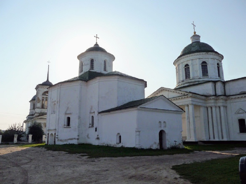 Слева направо: Троицкая, Михайловская и Всехсвятская церкви