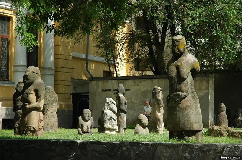 Кам’яні баби біля Дніпровського національного історичного музею імені Дмитра Яворницького